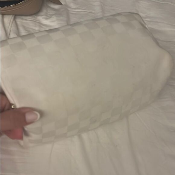 Elegant Cream Checkered Women's travel toiletry Bag - Picture 6 of 6